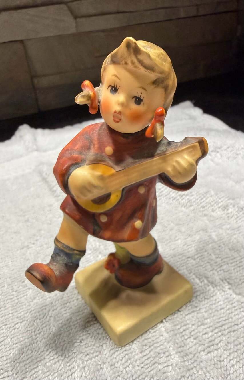 Goebel Hummel Happiness Figurine 86 TMK5